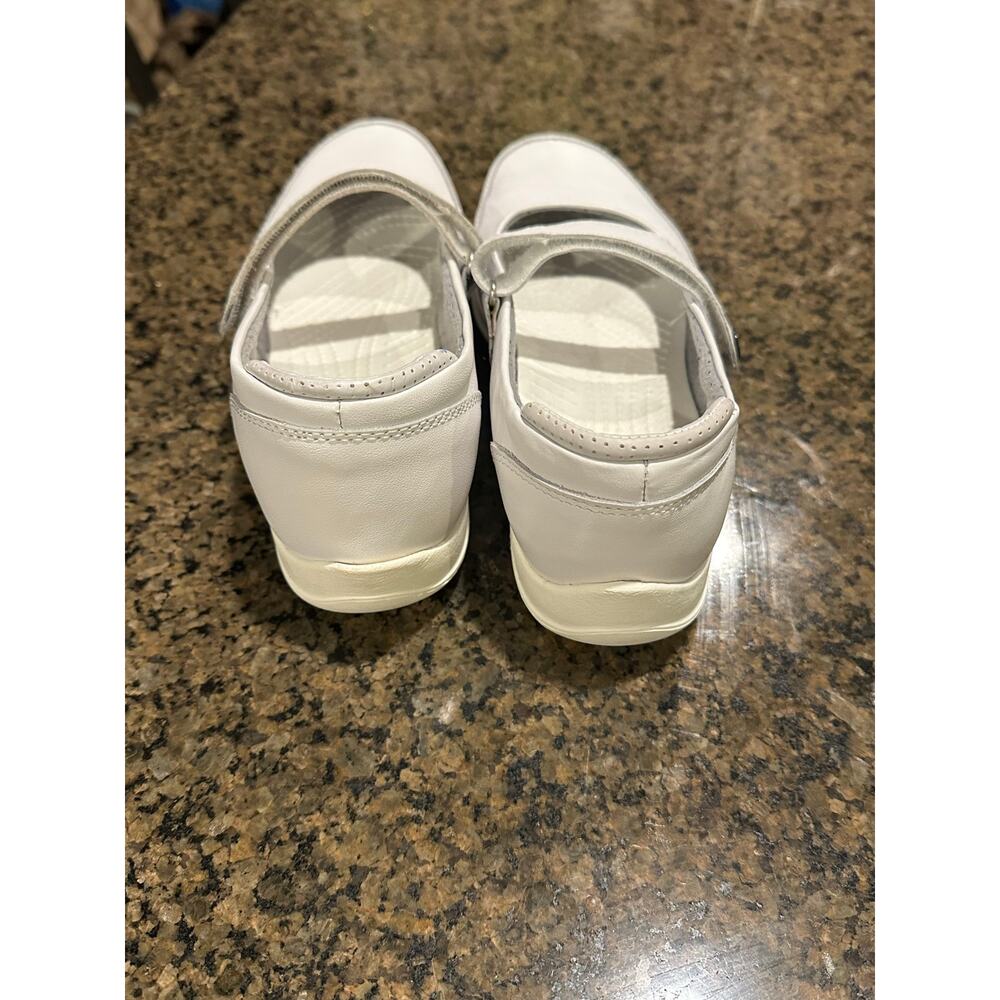 Crocs women’s size 6 white Mary Janes comfort shoes - Picture 3 of 9